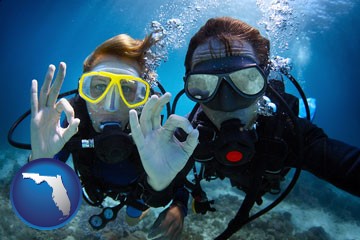 couple enjoying a scuba diving tour - with Florida icon