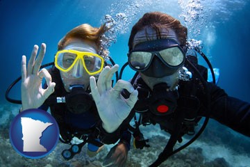 couple enjoying a scuba diving tour - with Minnesota icon