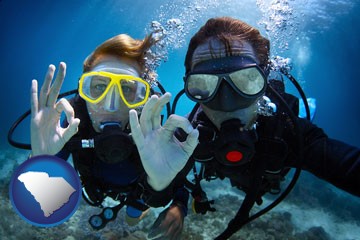 couple enjoying a scuba diving tour - with South Carolina icon