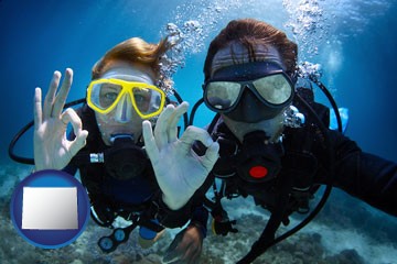 couple enjoying a scuba diving tour - with Wyoming icon