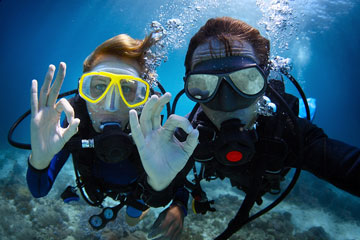 a couple enjoying a scuba diving tour